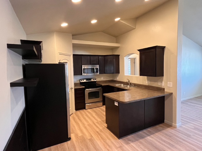 Building Photo - 999 Village River Ln