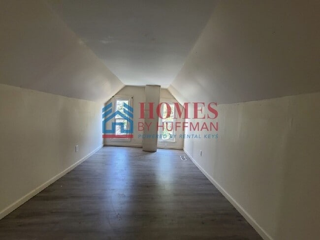 Building Photo - Three Bedroom | Two Bath House