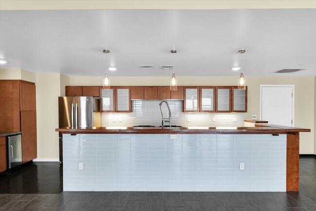 Building Photo - 3,400 SQFT CONDO IN DOWNTOWN CHAMPAIGN W/ ...