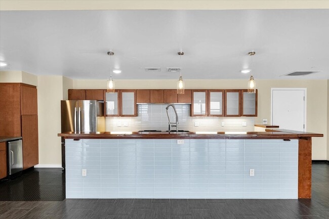 Building Photo - LARGE CUSTOM CONDO IN DOWNTOWN CHAMPAIGN