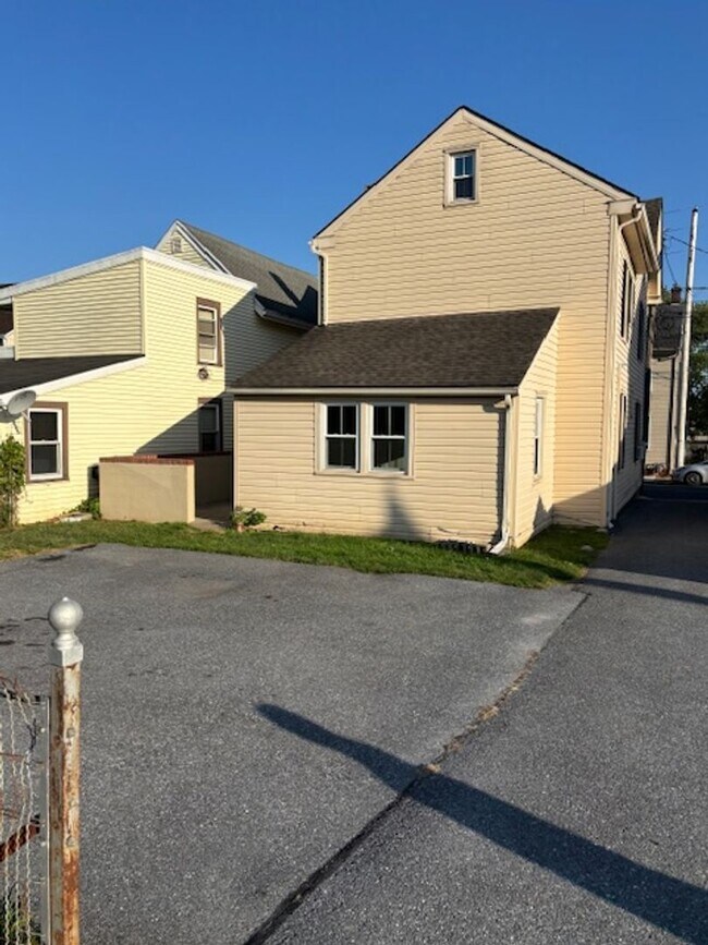 Building Photo - 3 Bedroom 1.5 Bathroom Available in Manheim!