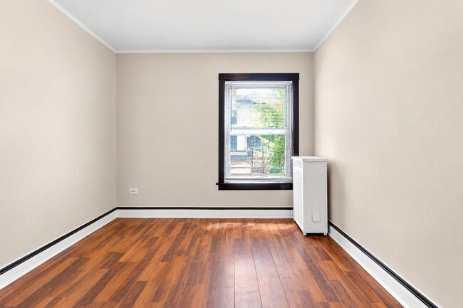 Building Photo - 1528 E 74th Pl
