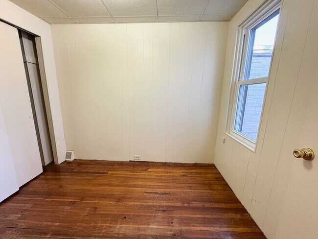 Building Photo - 4 Bedroom Townhome