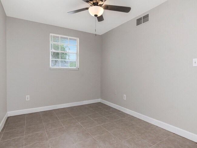 Building Photo - Move-In Ready 1BR/1BA Duplex in Brandon, FL — $1,295/Month, Across from Brandon Mall