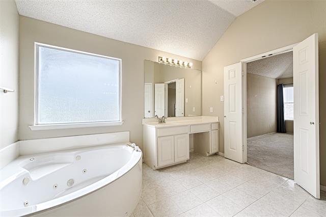 Building Photo - 9701 Thorncliff Dr