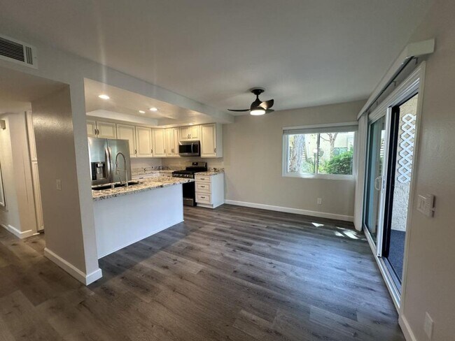 Building Photo - 367 N Melrose Dr