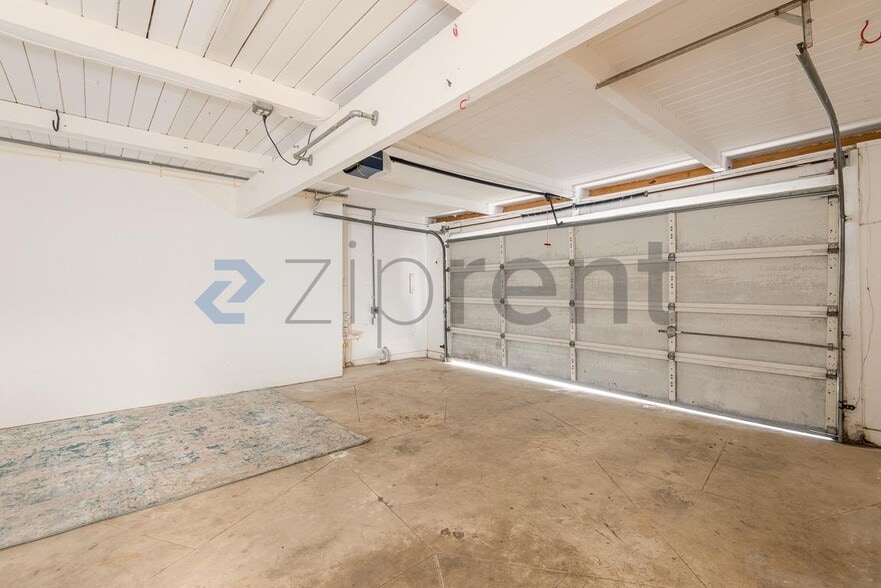 Building Photo - Unit