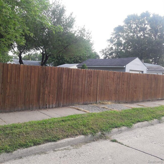 Building Photo - 23304 Harding Ave