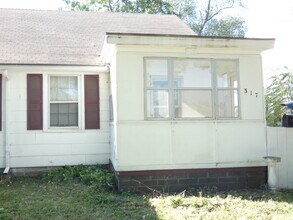 Building Photo - Beautiful Duplex in North Kansas City!