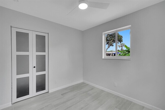 Building Photo - 4710 SW 43rd Ave