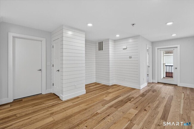 Building Photo - 32 1/2 Village Rd