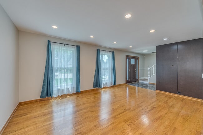 Building Photo - 912 Bedford Ct