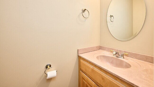 Building Photo - For Rent: 2BR, 1 1/2 BA condo, upstairs unit. Special: $400 off the first month for a lease that ...