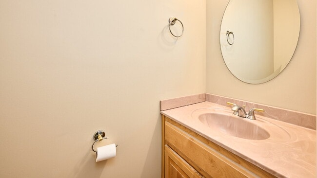 Building Photo - Reduced Rent and Special: 2BR, 1 1/2 BA condo, upstairs unit. Special: $400 off the first month f...