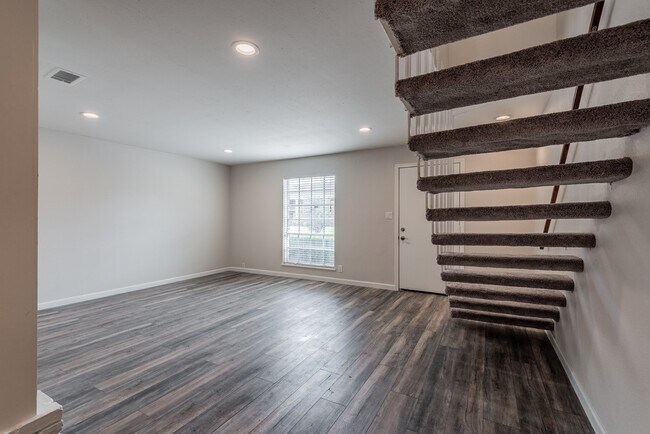 Building Photo - 2121 Fountain View Dr