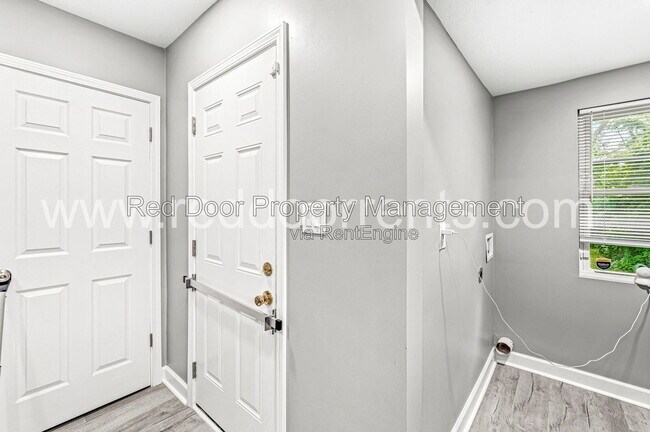 Building Photo - 3340 N Sherman Dr