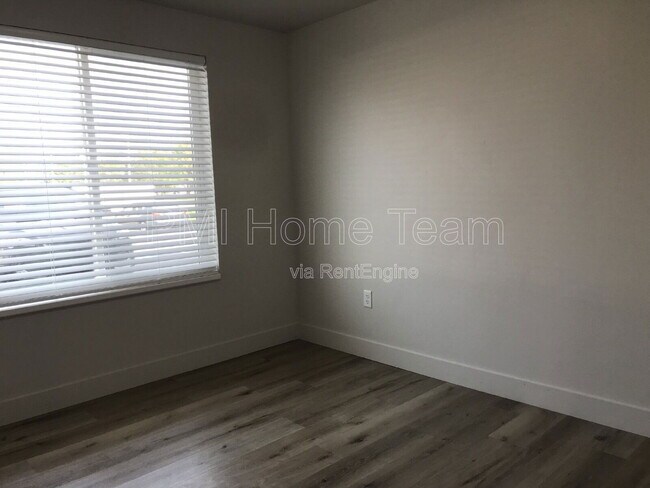 Building Photo - 2874 Kiesel Ave