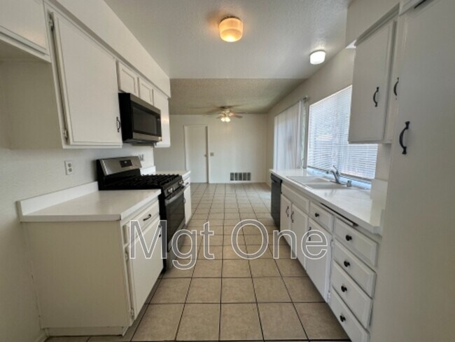 Building Photo - 1133 Topaz St