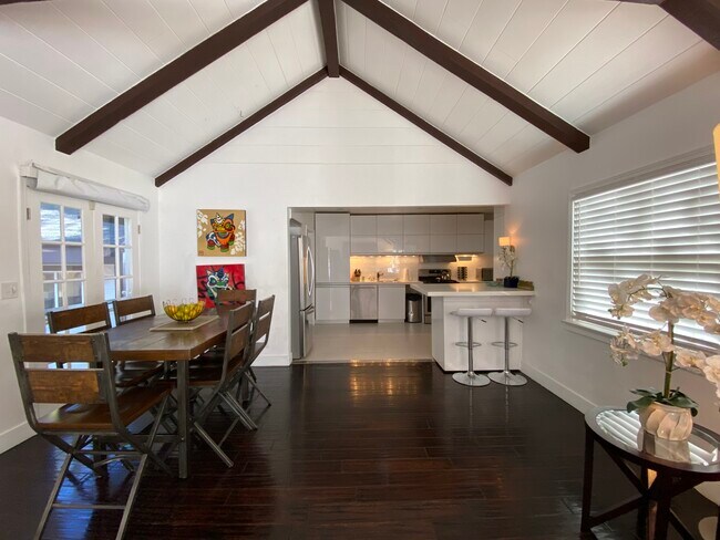 Building Photo - 920 N Beverly Glen Blvd