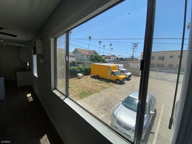 Building Photo - 1208 S Norton Ave