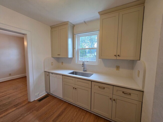 Building Photo - Charming brick ranch in Ellsworth