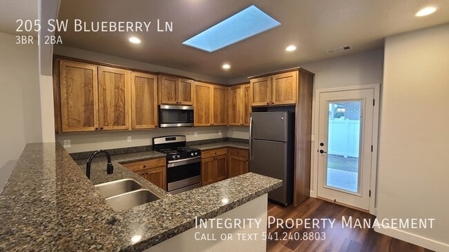 Building Photo - 205 SW Blueberry Ln