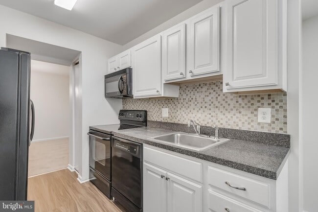 Building Photo - 7806 Hanover Pkwy