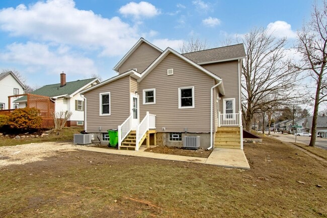 Building Photo - Three bedroom duplex