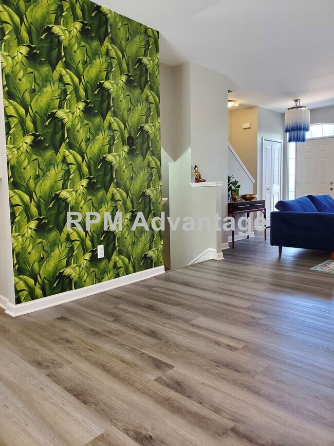 Building Photo - Gorgeous Townhouse Steps from Pool and Hik...