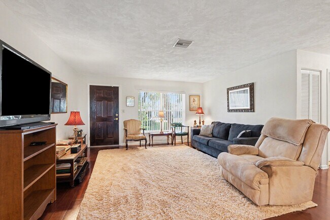 Building Photo - 108 Delvalle St
