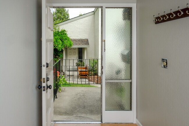 Foyer/front entrance - 20235 Northglen Sq
