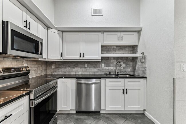 Building Photo - 2421 W Horatio St