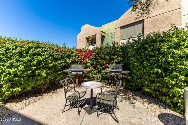 Building Photo - 1295 N Ash St