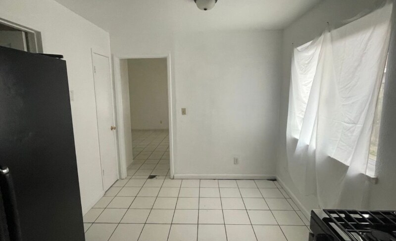 Building Photo - 581 Stratford Ct