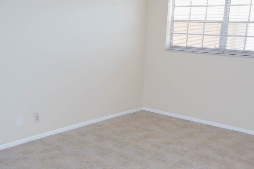 Building Photo - 2801 N Palm Aire Dr