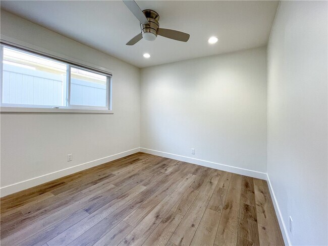 Building Photo - 206 Avenida Victoria