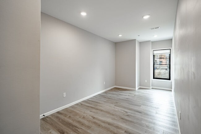 Building Photo - 235 E Market St