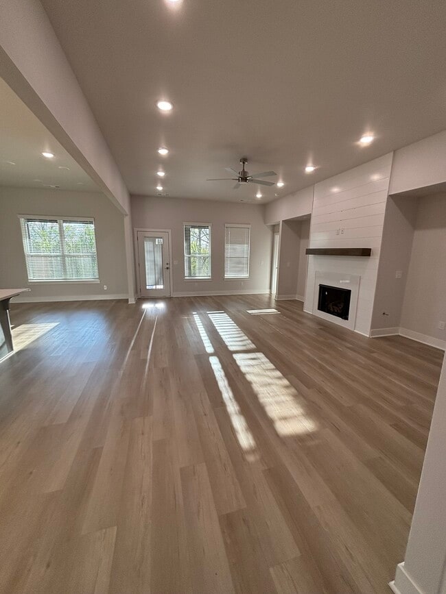 Building Photo - 3812 SW Pinecrest Dr