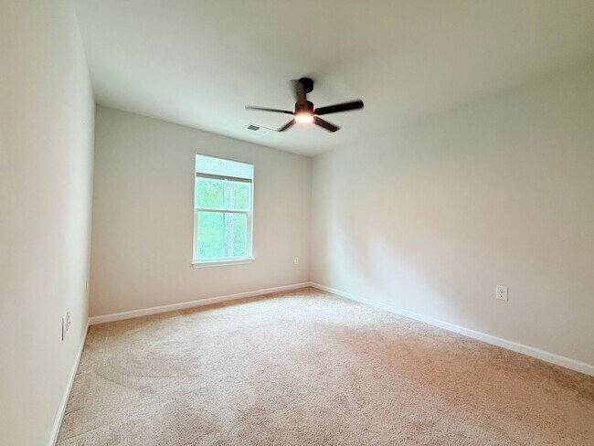 Building Photo - Like New Townhome!