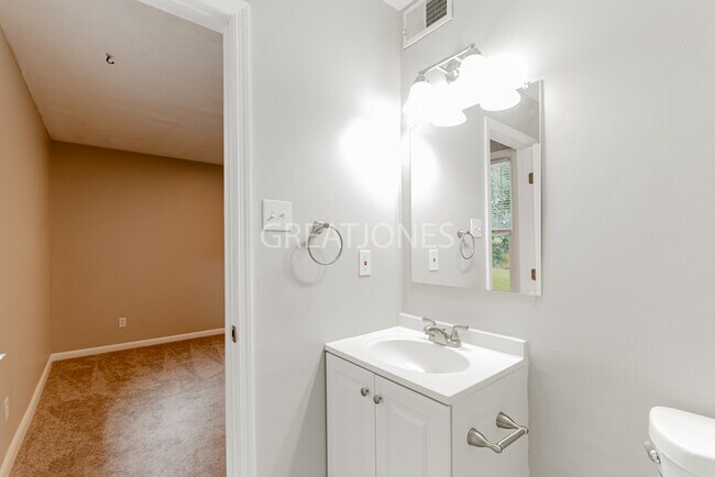 Building Photo - Charming 3 Bedroom in Raeford!