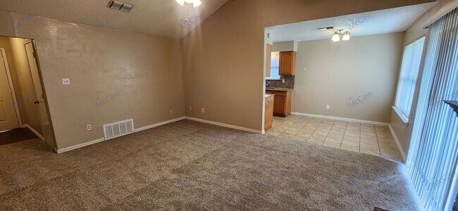 Building Photo - 2204 Oak Hill Dr