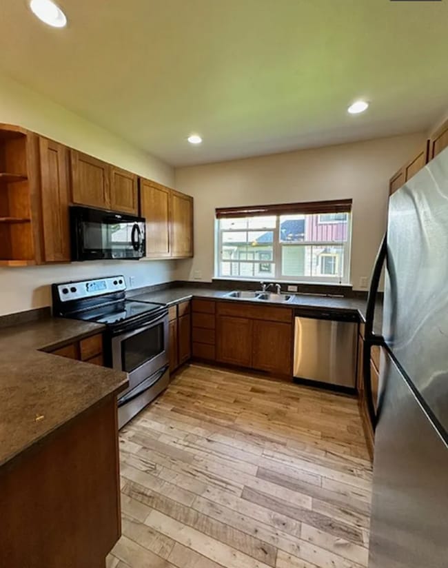 Building Photo - 4 Bedroom Townhome for Rent in Bozeman