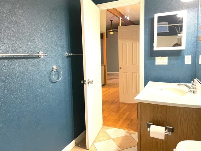 Building Photo - Lovely 2 bedroom, recently remodeled Grann...