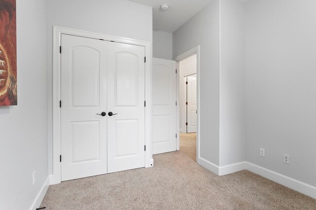 Building Photo - Beautiful 4-bdr/2.5 bath Hillsboro home w/ fireplace near nature area, Intel, Nike, and more