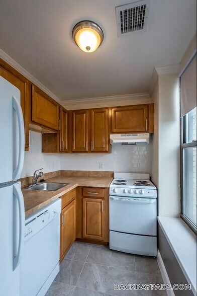 Primary Photo - 1078 Boylston St