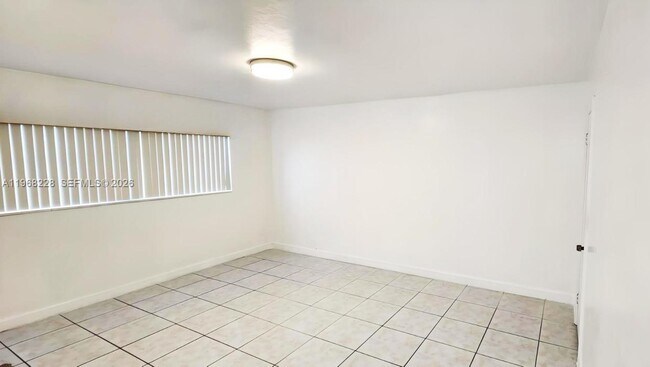 Building Photo - 1885 NE 121st St