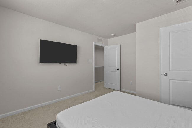 Building Photo - Spacious Home for Rent in Portsmouth!