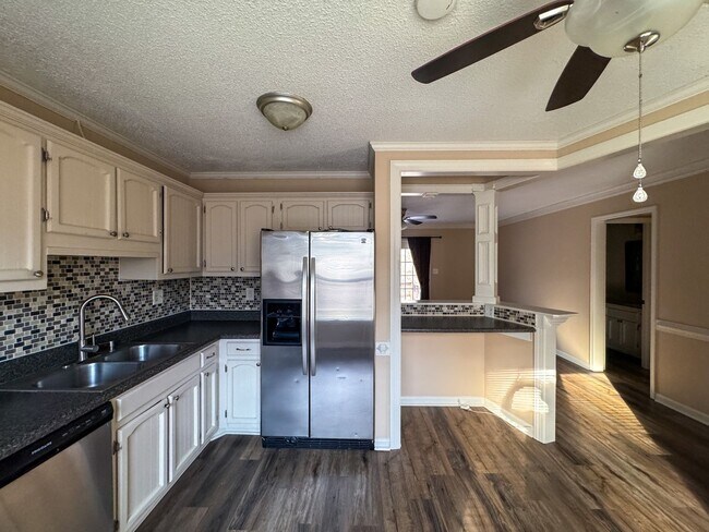 Building Photo - Charming 3 Bed 1.5 bath in College Lakes