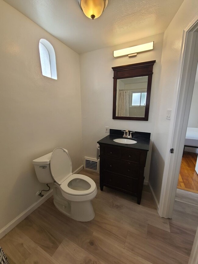 Building Photo - Charming 2 Bed 1 bath "monthly rental" in ...