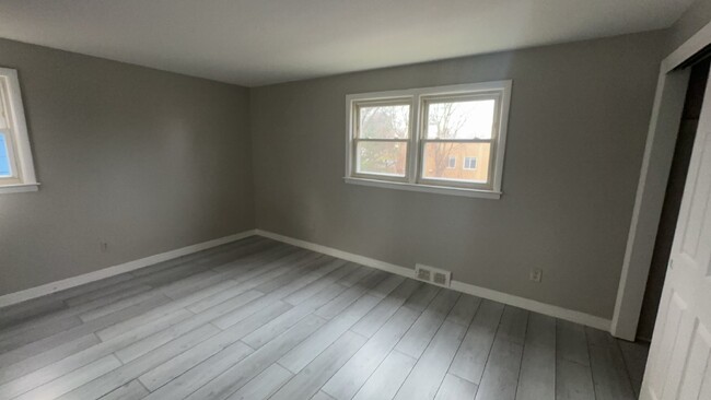 Building Photo - Charming 2-Bedroom Townhome in Rochester, ...